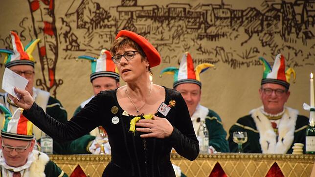 Furioser Auftritt: Annegret Kramp-Karrenbauer, Bundesvorsitzende der CDU, verteidigt sich vor dem Stockacher Narrengericht.