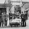 Die Schweizer Auflage der ersten &bdquo;Kicker&ldquo;-Ausgabe wird im Juli 1920 in einem Handkarren über die Grenze gebracht. Links ...