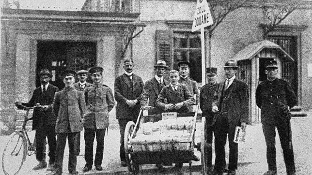 Die Schweizer Auflage der ersten &bdquo;Kicker&ldquo;-Ausgabe wird im Juli 1920 in einem Handkarren über die Grenze gebracht. Links ...