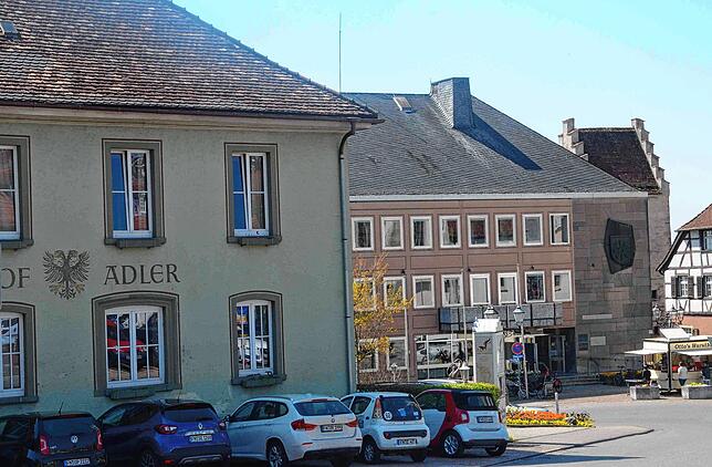 In den Ex-Gasthof Adler (links) könnten Bereiche des Rathauses (hinten) ausgelagert werden. Die Alternative wäre wieder eine ...