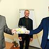 Bürgermeister Johannes Moser (r.) gratuliert Stefan Zink (l.) zum zehnten Geburtstag des Unternehmens. Im Hintergrund ...
