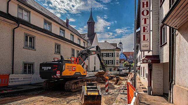 Das Hotel Adler (rechts) will einen Aufzug für seine Gäste bauen. Fußgänger sollen den Gehweg in der Ziegelbühlstraße trotzdem noch ...