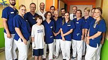 Bild:Freuen sich, Sanjar helfen zu können (von links): Jamil Khatib, Isabel Begel, Prof. Dr. med. Holger Bannasch, Sanjar (Kind), Dr. ...