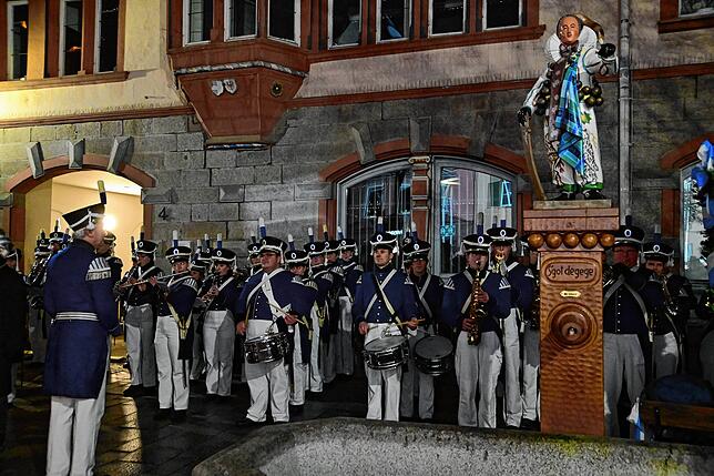 Und der Narro lauscht der Musik. Die Stadt- und Bürgerewehrmusik gestaltet das Brunnen schmücken musikalisch.