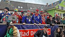 Bürgermeister, Abgeordnete und lokale Politikprominenz genießen von der Ehrentribüne aus gut gelaunt die Stimmung am Fasnetmendig.