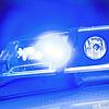Ein Blaulicht leuchtet an einer Polizeistreife.