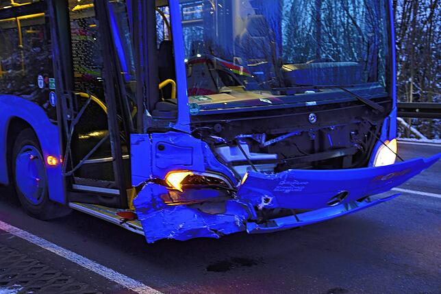 Schlimm hat es die Front des Linienbusses erwischt.