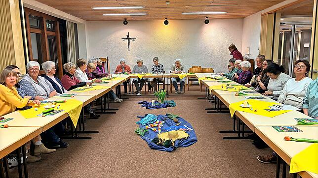 Die Frauen versammeln sich zum Weltgebetstag. Foto: Gabriele Sander-Bauer