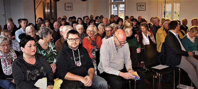 Der Schlösslesaal von Laufenburg war mit mehr als 100 Gästen voll besetzt, als Peter Schell und Christine Schmid auftraten.