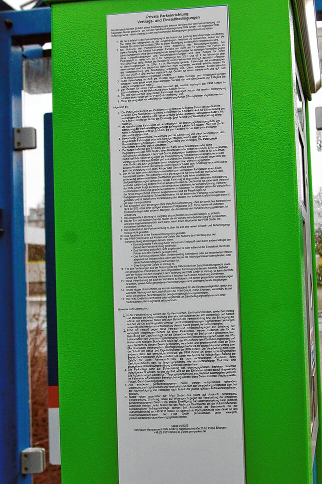 Seitlich am Bezahlautomat ist das sogenannte Kleingedruckte zu finden. Hier finden sich auch die Hinweise zum Datenschutz.