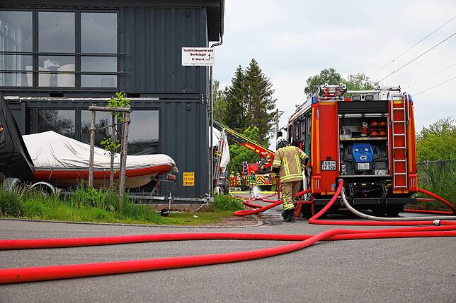 Bild 10: Einsatzkräfte verhindern Schlimmeres – Bilder vom Brand im Industriegebiet