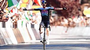 Triumph in Cesano Maderno: Nico Denz aus Albbruck vom Team Red Bull-Bora-hansgrohe feiert nach seinem Alleingang in Cesano Maderno den ...