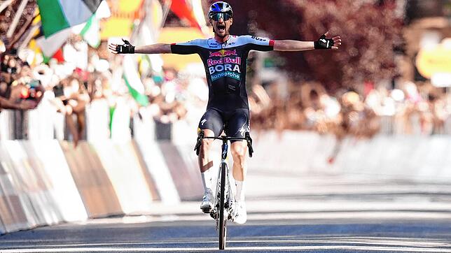 Triumph in Cesano Maderno: Nico Denz aus Albbruck vom Team Red Bull-Bora-hansgrohe feiert nach seinem Alleingang in Cesano Maderno den ...
