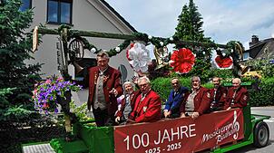 Bild : Der Musikverein Riedheim veranstaltet den Pfingstmusikfest Jubiläumszug – das sind die besten Bilder