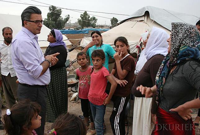 Macht sich ein Bild von der Lage vor Ort: Der Traumatologe Jan Kizilhan spricht im Nordirak mit Flüchtlingen der religiösen Minderheit ...