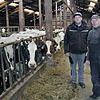 Nach der Insolvenz der Berliner Milcheinfuhrgesellschaft wissen die Landwirte Daniel (32) und Jürgen Kaltenbach (64) aus ...