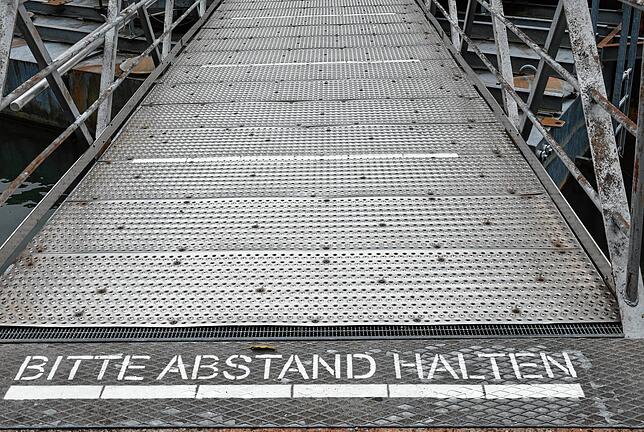 Vor dem Einstieg und auch an Bord der BSB-Schiffe stehen Hinweise die auf den notwendigen Mindestabstand hinweisen. An Bord geht es sehr ...