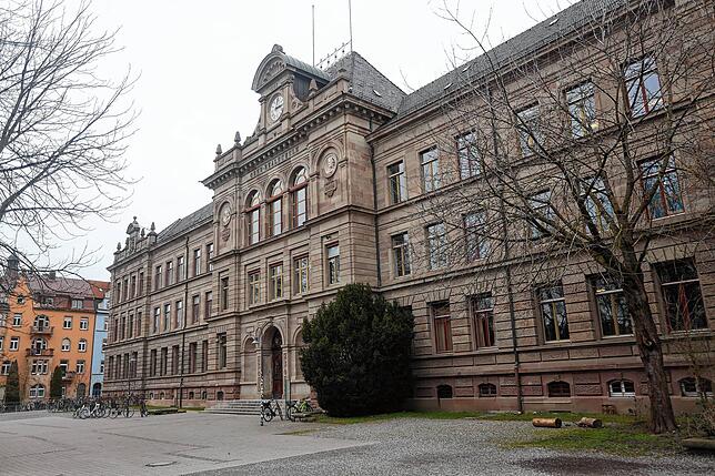 Bild 1: Schülerin des Konstanzer Humboldt-Gymnasiums steckte sich bei privater Nachhilfe mit dem Corona-Virus an: Ihre direkten Mitschüler bleiben weiterhin in häuslicher Quarantäne
