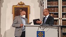 Walter Hutter erhielt den Kunst- und Kulturpreis 2021 des Bodenseekreises. Landrat Lothar Wölfle ehrte Hutter für seine ...