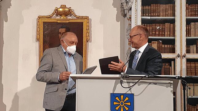 Walter Hutter erhielt den Kunst- und Kulturpreis 2021 des Bodenseekreises. Landrat Lothar Wölfle ehrte Hutter für seine ...