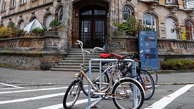 Anwohner Gerhard Moll stört sich an den Fahrradständern an der Seestraße 1.