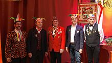 Ordensmeister Markus Vollmer mit Sparkassen Chef Jens Heinert (Hans-Kuony-Kreuz), Sigmar Hägele, Zunftmeister der Narrenzunft Engen ...