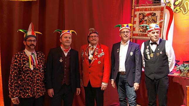 Ordensmeister Markus Vollmer mit Sparkassen Chef Jens Heinert (Hans-Kuony-Kreuz), Sigmar Hägele, Zunftmeister der Narrenzunft Engen ...