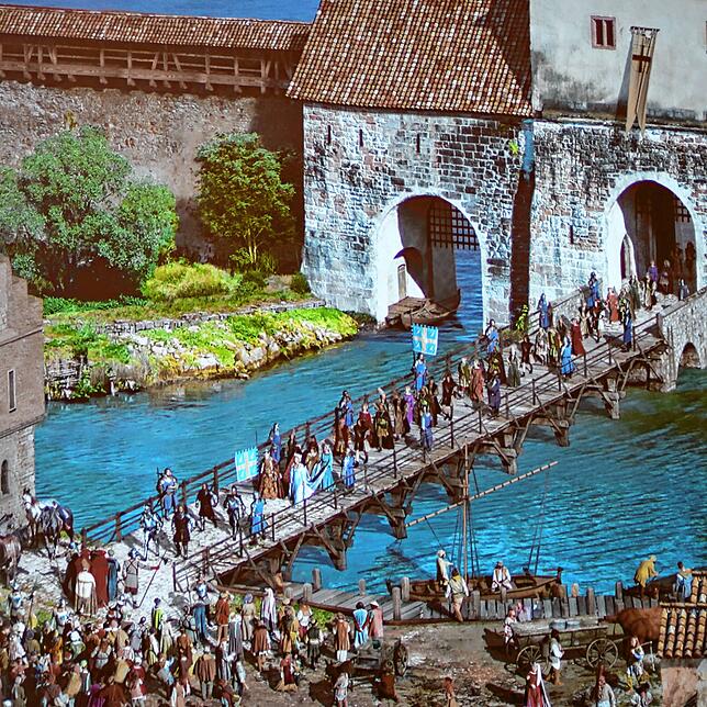 Ein ganz kleiner Eindruck, was im Panorama zu sehen sein wird: In dieser Szene ziehen Würdenträger vom See her kommend in die Stadt ...