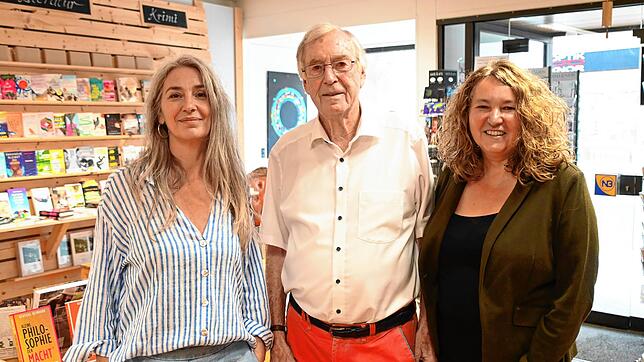Mieterin, Vermieter und Nachmieterin (von links): Diana Taddia schließt bald &bdquo;Bücher am Markt&ldquo;, aber sie und Elmar Weber ...