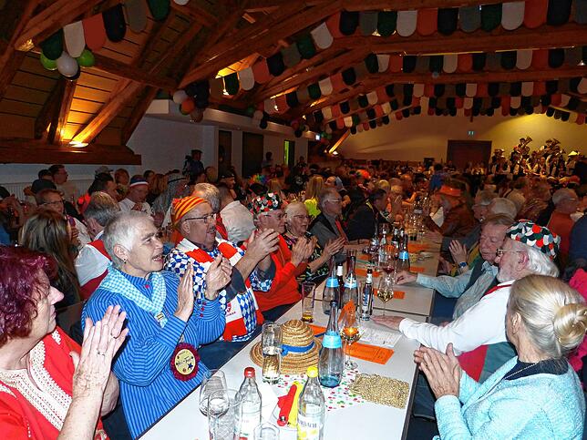 Viel Spaß hatten die Besucher im stilvoll dekorierten Sennhof-Saal.