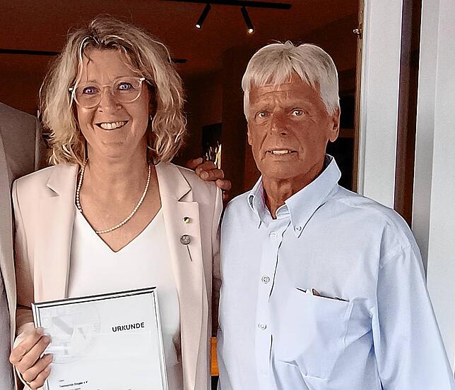Jürgen Hähnel, im Badischen Tennis Verband Vorsitzender des Bezirks Schwarzwald-Bodensee, hat der TC-Vorsitzenden Gabriele Joachimski ...