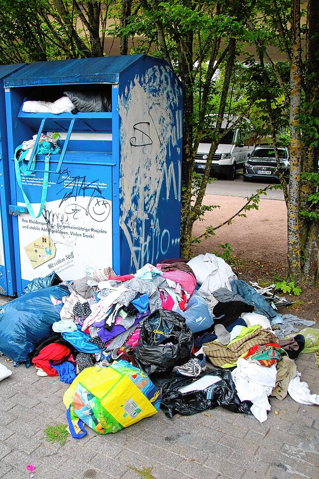 Eine Minideponie vor dem Kleidercontainer unter der Schellenbergbrücke.