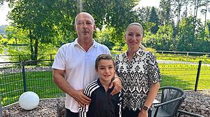 Freuen sich auf ihre Zukunft in Bad Dürrheim: Die Betreiber des Hotels Salinensee, Janine und Pietro Palmisciano, mit Sohn Nevio. Fotos: ...