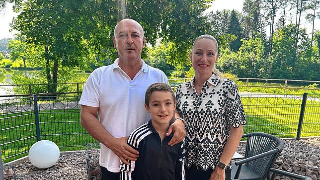 Freuen sich auf ihre Zukunft in Bad Dürrheim: Die Betreiber des Hotels Salinensee, Janine und Pietro Palmisciano, mit Sohn Nevio. Fotos: ...
