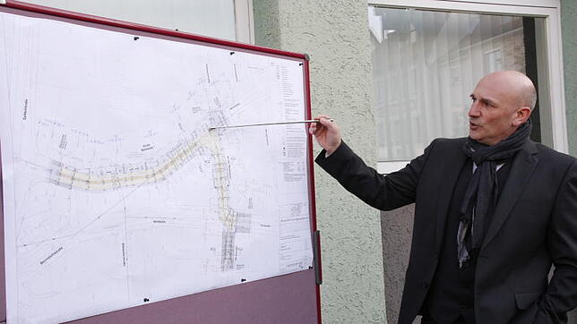 Heiko Kerlein, vom ausführenden Ingenieurbüro Fritz Spieth, erklärt, welche Zonen um den Marktplatz künftig als verkehrsberuhigter ...