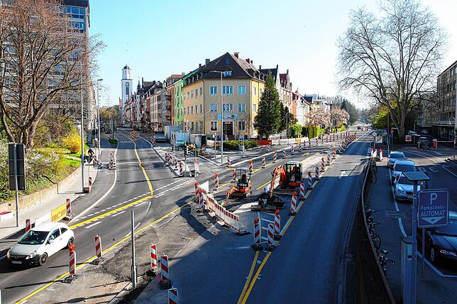 Ab dieser Woche wird der östliche Straßenabschnitt des Sternenplatzes, und zwar von der Mittelinsel bis zum Bürgersteig entlang der ...
