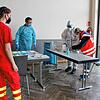 Vorbereitungen für die ersten Corona-Schnelltests in der Immendinger Donauhalle (von links): Jasmin Bühler, Erwin Brunner, Michael ...