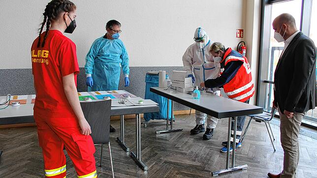 Vorbereitungen für die ersten Corona-Schnelltests in der Immendinger Donauhalle (von links): Jasmin Bühler, Erwin Brunner, Michael ...