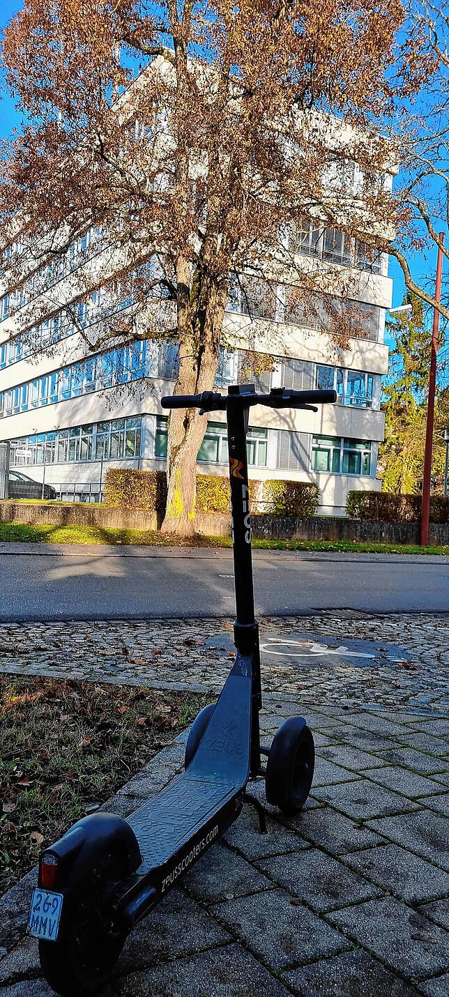 Mit bester Aussicht auf das Polizeirevier in Villingen parkt der E-Roller in der Waldstraße. Wer noch mehr E-Roller gesichtet hat, dort, ...