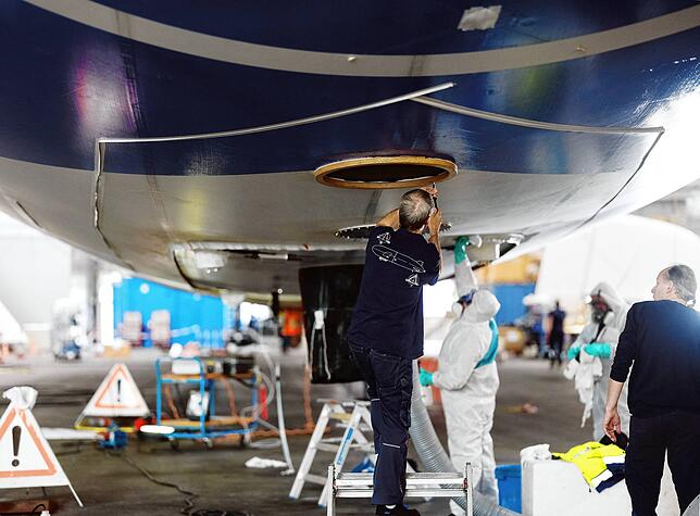 Im Zeppelinhangar war man während des Wartens auf die Gondel nicht untätig: Aktuell werden Wartungsarbeiten an einem anderen Zeppelin ...