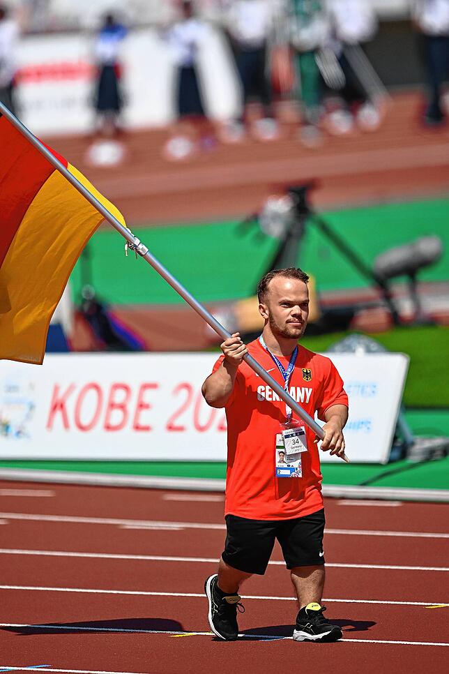 Yannis Fischer als Fahnenträger des deutschen Teams bei der Para-Leichtathletik-WM in Kobe.