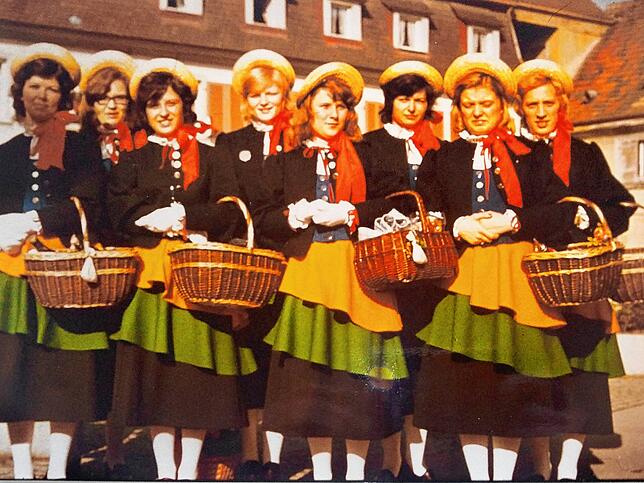 Acht der zehn Gründungsmitglieder der Marketenderinnen waren (von links) Waltraud Appenzeller, Iris Engelmann, Margret Rauch, Ursel ...