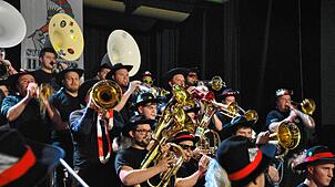 Beim Guggentreffen der Storchestäghüüler am Samstagabend bebte die Wehrer Stadthalle. Die zwölf Guggenmusiken sorgten für eine ...