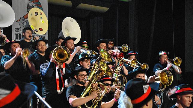 Beim Guggentreffen der Storchestäghüüler am Samstagabend bebte die Wehrer Stadthalle. Die zwölf Guggenmusiken sorgten für eine ...