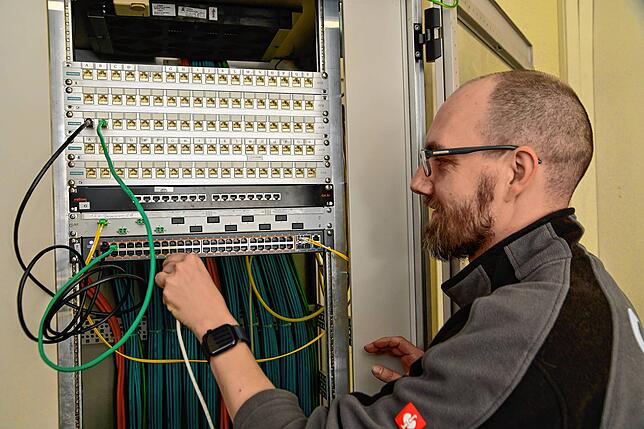 Konzentriert arbeitet Steven Barthel bei der IT-Verkabelung. Am Ende sollte jeder Anschluss wieder richtig sein, damit Telefon und ...