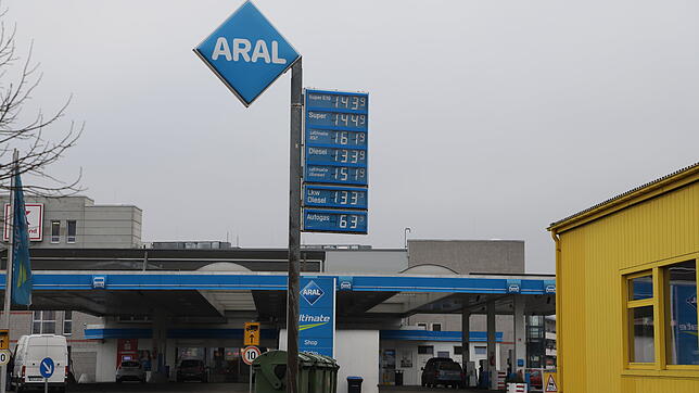 Dienstag Morgen bei der ARAL-Tankstelle in der Carl-Benz-Straße: Super-Benzin kostete 1,44 Cent und Diesel 1,33 Cent pro Liter.