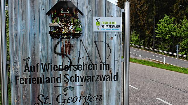 Auf Wiedersehen im Ferienland Schwarzwald: Das &bdquo;Ferienland Schwarzwald&ldquo;, zu sehen das Schild am Ortsausgang am Hochwald, ...