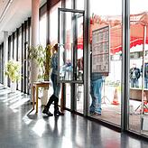 Durch ein Fenster entnehmen die Mitarbeiter des DRK den Testwilligen die Proben.