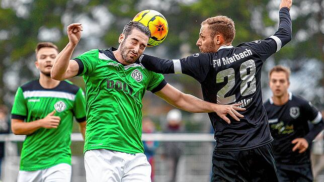 Der FC 07 Furtwangen (Manuel Laermann im grünen Trikot) und der FV Marbach (Gerd Müller) gingen im Kellerderby nach 90 zähen Minuten ...