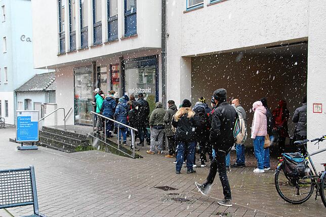 Vor dem neuen Impfstützpunkt in der Eugen-Bolz-Straße 10 stehen die Besucher Schlange.